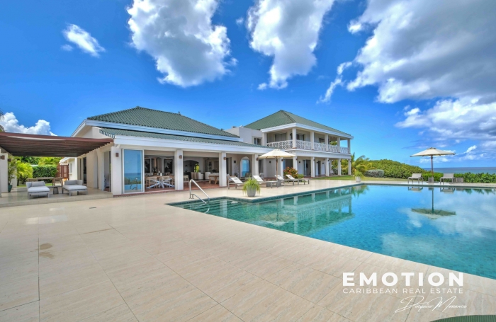 Propri&eacute;t&eacute; exclusive aux Terres Basses - Villa de 6 chambres vue mer avec une piscine d'eau naturelle