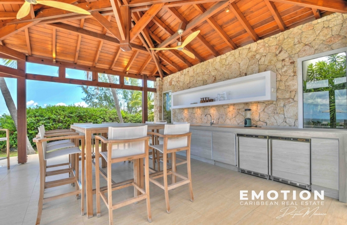 Propri&eacute;t&eacute; exclusive aux Terres Basses - Villa de 6 chambres vue mer avec une piscine d'eau naturelle