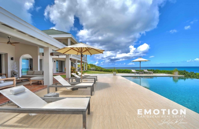 Propri&eacute;t&eacute; exclusive aux Terres Basses - Villa de 6 chambres vue mer avec une piscine d'eau naturelle