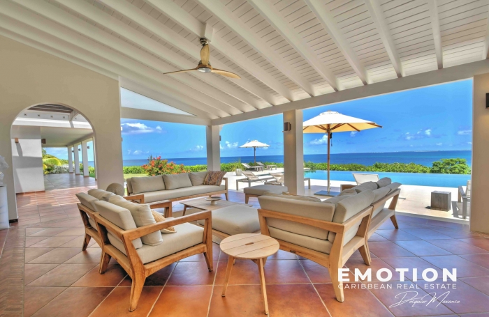 Propri&eacute;t&eacute; exclusive aux Terres Basses - Villa de 6 chambres vue mer avec une piscine d'eau naturelle
