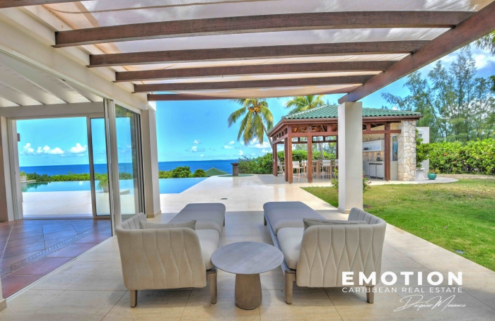 Propri&eacute;t&eacute; exclusive aux Terres Basses - Villa de 6 chambres vue mer avec une piscine d'eau naturelle