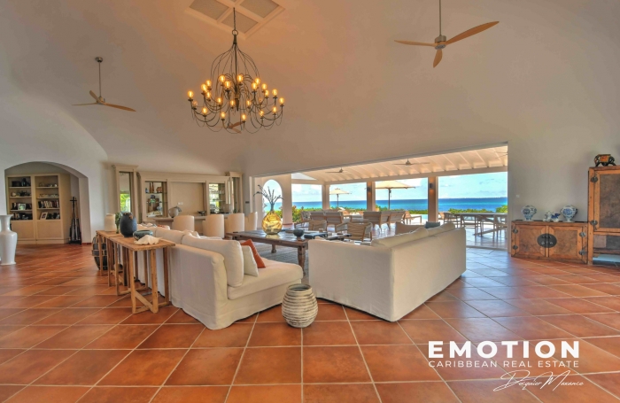 Propri&eacute;t&eacute; exclusive aux Terres Basses - Villa de 6 chambres vue mer avec une piscine d'eau naturelle