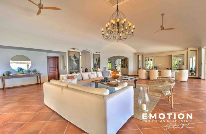 Propri&eacute;t&eacute; exclusive aux Terres Basses - Villa de 6 chambres vue mer avec une piscine d'eau naturelle